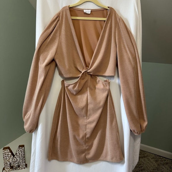 Le Lis Tan Long Sleeve Twist Cut out Mini Dress Size Medium - Picture 2 of 4